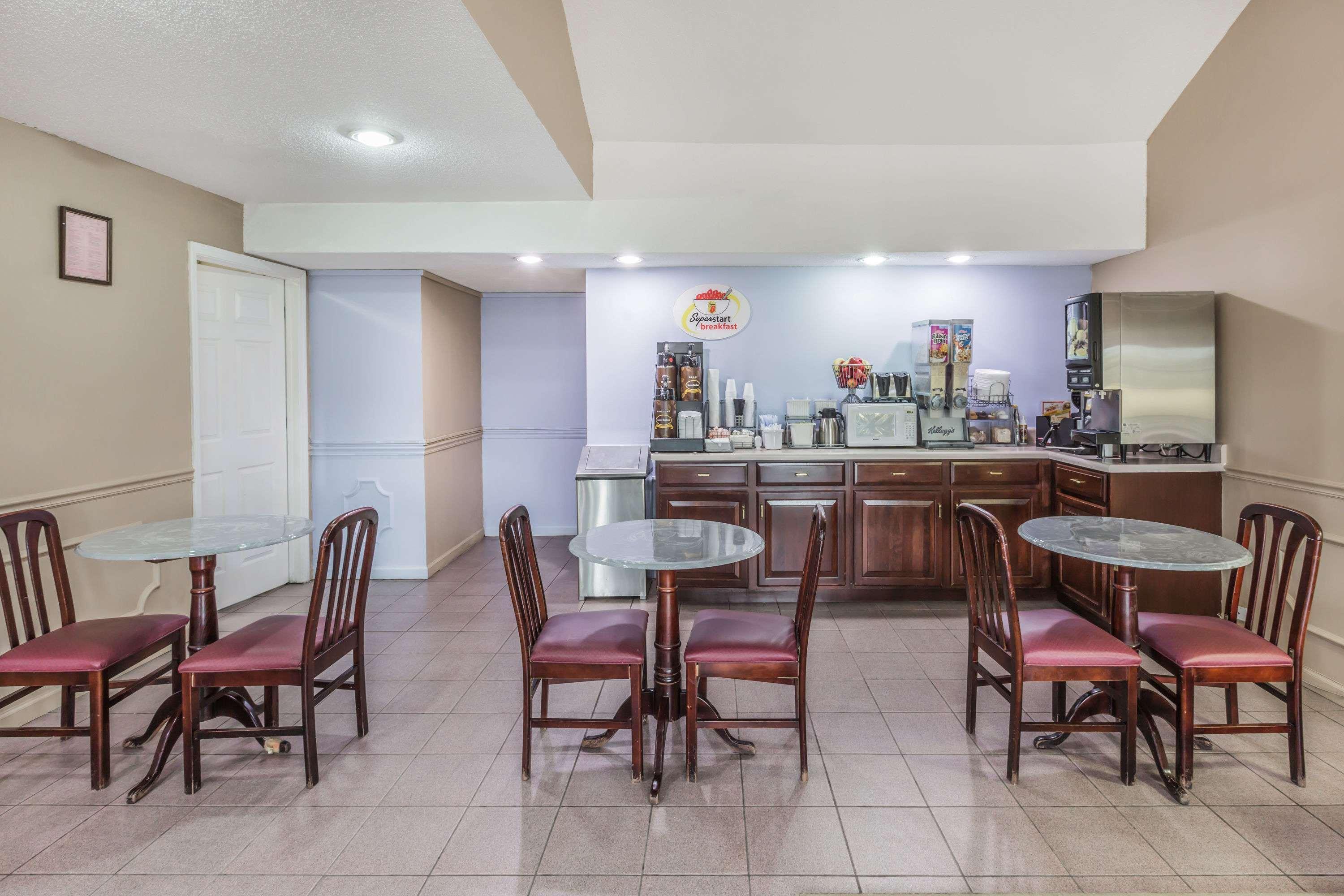מלון Super 8 By Wyndham Clinton מראה חיצוני תמונה